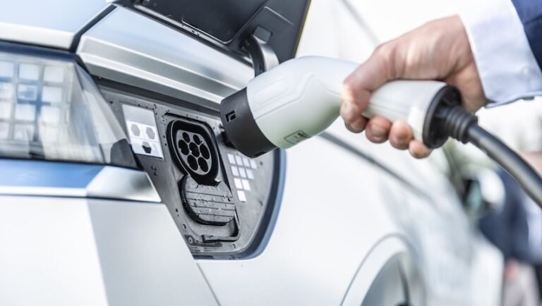 The Comprehensive Guide to Electric Vehicle (EV) Battery Longevity: Science, Myths, and Best Practices